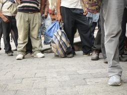 La persona había permanecido en aislamiento hasta que acudió al comercio para adquirir bebidas embriagantes y se topó con una abarrotada fila. EL INFORMADOR / ARCHIVO