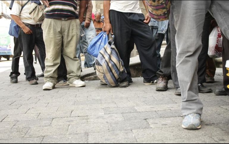 La persona había permanecido en aislamiento hasta que acudió al comercio para adquirir bebidas embriagantes y se topó con una abarrotada fila. EL INFORMADOR / ARCHIVO