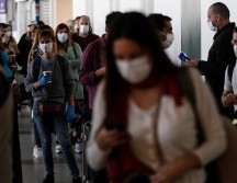 Las nuevas restricciones implican que las personas no podrán salir de sus hogares, y sólo podrán ir a comprar alimentos o medicamentos con un permiso. EFE/A. Valdés