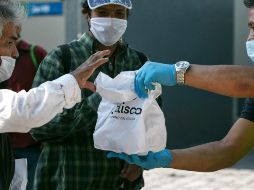 Las entregas de despensas se ha realizado en distintos puntos de la Zona Metropolitana de Guadalajara. ESPECIAL /