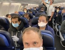 Una foto de un avión lleno de pasajeros en medio de la pandemia despertó polémica. Reuters/Ethan Weiss