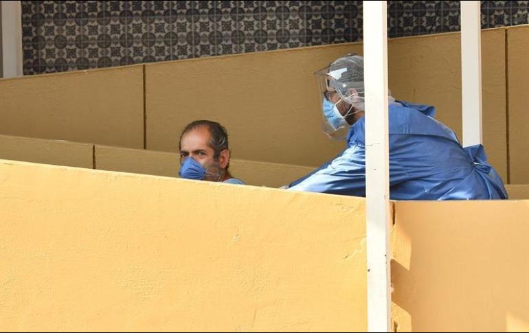 Personal del Centro Médico Nacional da de alta a pacientes de COVID-19 en la Ciudad de México. EFE/J. Núñez