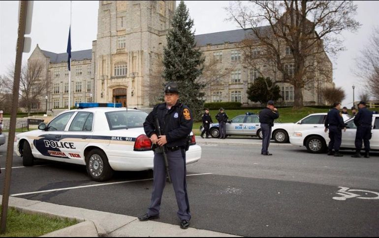 Vigilancia policial en el exterior del edificio Burruss, de la Universidad Politécnica de Virginia, en Blacksburg. EFE/T. Maury
