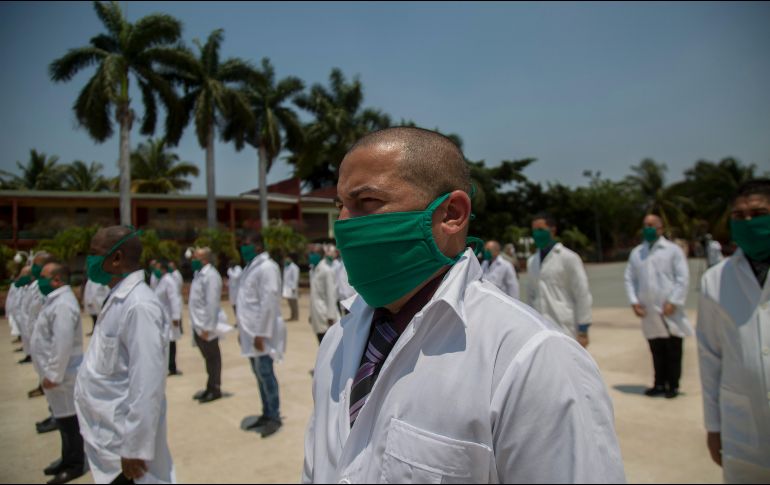 A raíz de la pandemia de coronavirus, en las últimas semanas han partido brigadas de médicos y enfermeros cubanos a más de 20 países. En la imagen, un grupo antes de partir a Italia en abril pasado. AFP/ARCHIVO