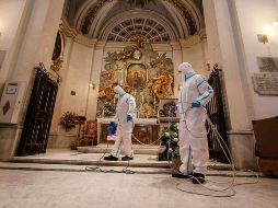 Soldados desinfectan el Santuario de Nuestra Señora del Divino Amor en Roma. EFE/G. Lami
