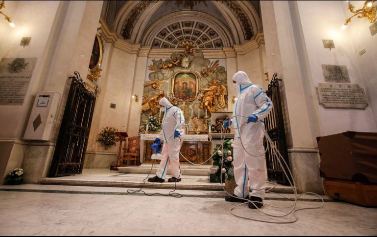 Soldados desinfectan el Santuario de Nuestra Señora del Divino Amor en Roma. EFE/G. Lami