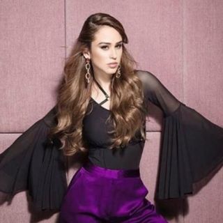 Yanet García roba miradas con traje de baño rojo