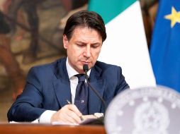 Giuseppe Conte, primer ministro italiano, ofrece una rueda de prensa. Calculan que el país sufrirá este año una contracción de su economía del ocho por ciento. EFE/F. Atilli