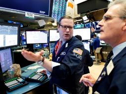 Al término de las operaciones en la Bolsa de Nueva York, el Dow Jones recortó 516.81 puntos, lastrado por grandes corporativas como American Express, Walgreens, Exxon Mobil o Raytheon. EFE/J. Lane