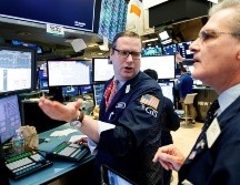Al término de las operaciones en la Bolsa de Nueva York, el Dow Jones recortó 516.81 puntos, lastrado por grandes corporativas como American Express, Walgreens, Exxon Mobil o Raytheon. EFE/J. Lane