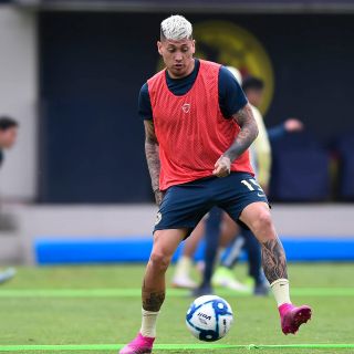 Nicolás Castillo ya toca el balón en su rehabilitación