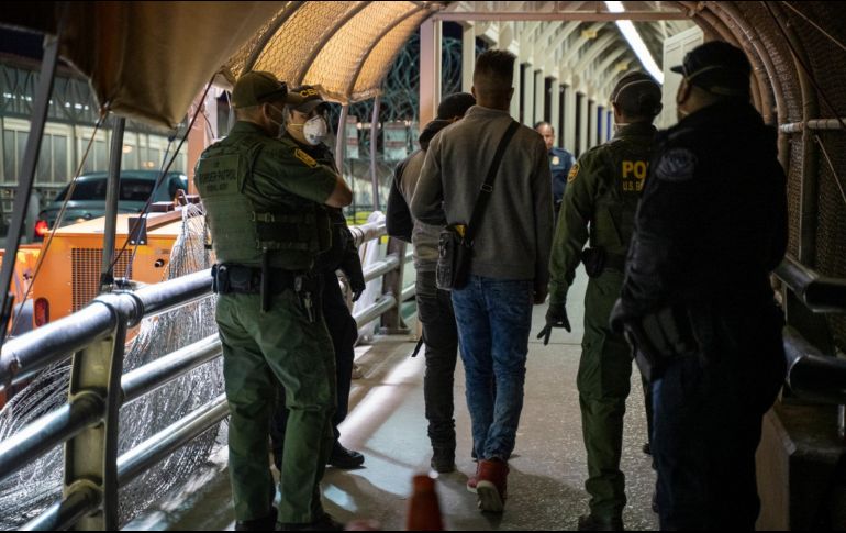 Elementos de la Patrulla Fronteriza de EU escoltan a solicitantes de asilo que cruzan desde Ciudad Juárez, luego del cierre fronterizo a viajes no esenciales. AFP/ARCHIVO