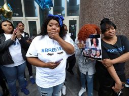 Protesta afuera del Centro Judicial de Louisville contra el asesianto de Breonna Taylor. AP/S. Upshaw