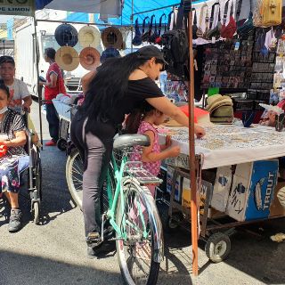 Relajan uso de cubrebocas y sana distancia en tianguis tapatíos