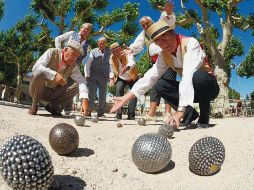 PARA TODOS. La petanca es un juego que es popular entre personas de la tercera edad, pero los jóvenes participan cada vez más seguido. ESPECIAL