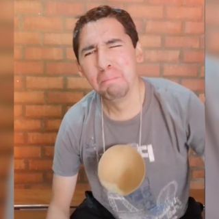 Un sacerdote boliviano causa furor en TikTok