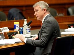 El médico Rick Bright habla ante legisladores estadounidenses este jueves, en una sesión marcada por las divisiones partidistas en el Congreso. EFE/G. Nash