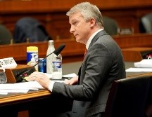 El médico Rick Bright habla ante legisladores estadounidenses este jueves, en una sesión marcada por las divisiones partidistas en el Congreso. EFE/G. Nash