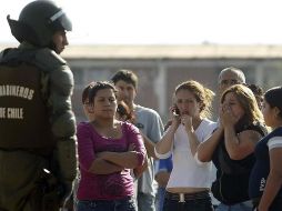 Fuera del penal, familiares de los presos reclamaron información sobre los hechos y se enfrentaron a la policía chilena. EFE/R. Lescornez