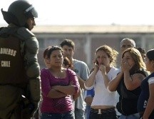 Fuera del penal, familiares de los presos reclamaron información sobre los hechos y se enfrentaron a la policía chilena. EFE/R. Lescornez