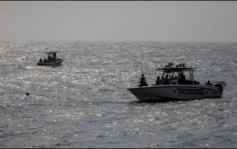 Elementos de seguridad patrullan la costa donde se registró un enfrentamiento, en Macuto, La Guaira,Venezuela. EFE/ R. Peña