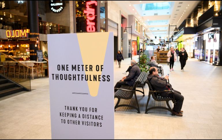 Consumidores guardan distancia en un centro comercial en Estocolomo. Suecia ha adoptado una estrategia más suave contra la pandemia a la vez que ha introducido algunas medidas restrictivas. AFP/ARCHIVO