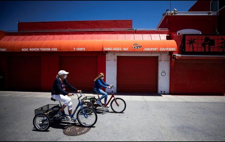 En ciertas áreas del sur de California, el uso de una mascarilla fue declarado obligatorio varias semanas atrás, aunque sus habitantes no lo han cumplido rigurosamente. EFE/E. Laurent