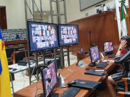 Los diputados solo tenían presencia en las pantallas, donde hoy sólo hubo votaciones a favor y sin debate alguno. EL INFORMADOR / S. Blanco