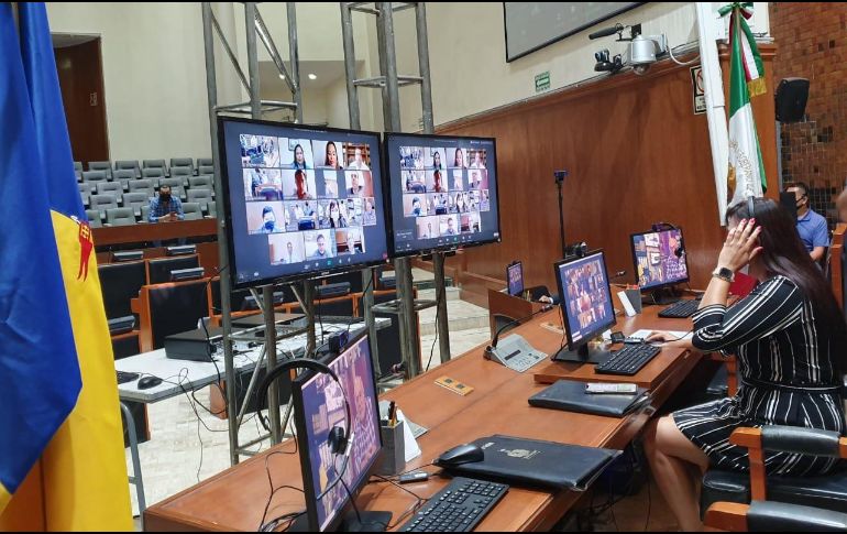 Los diputados solo tenían presencia en las pantallas, donde hoy sólo hubo votaciones a favor y sin debate alguno. EL INFORMADOR / S. Blanco