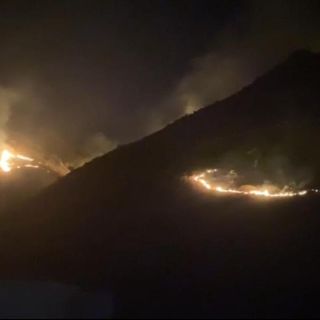 Combaten incendio forestal en San Esteban, Zapopan