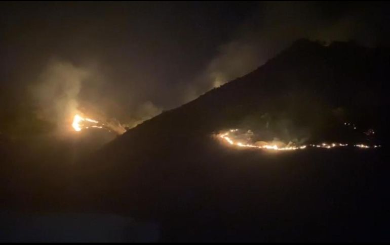 El fuego ha abierto camino alrededor del cerro. ESPECIAL/Bomberos de Zapopan