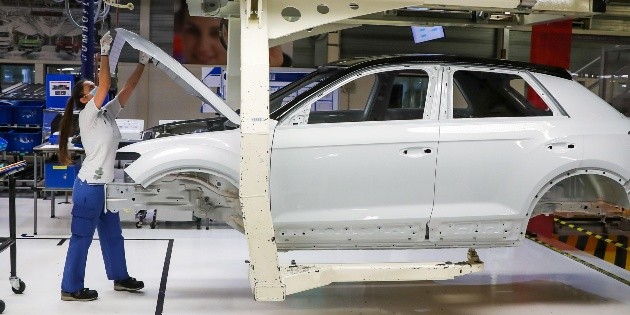 Reabre sector automotriz local, pero al m&iacute;nimo