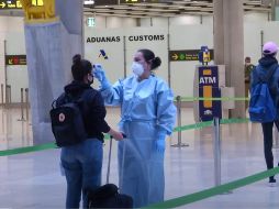 En el aeropuerto de Madrid-Barajas se practican controles de temperatura a los viajeros y se les hace llenar un formulario. EFE / Moncloa