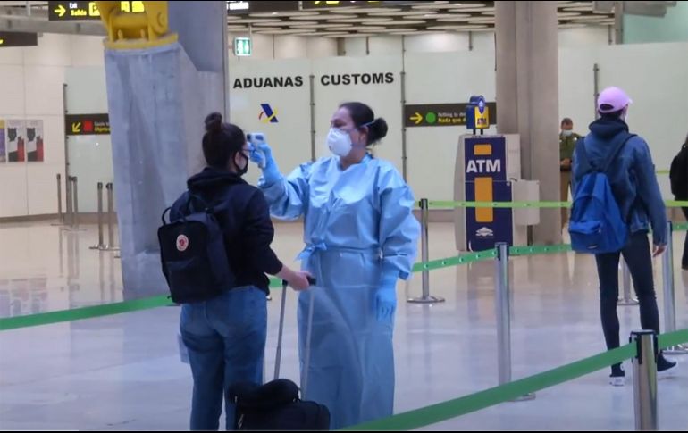 En el aeropuerto de Madrid-Barajas se practican controles de temperatura a los viajeros y se les hace llenar un formulario. EFE / Moncloa
