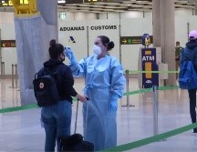 En el aeropuerto de Madrid-Barajas se practican controles de temperatura a los viajeros y se les hace llenar un formulario. EFE / Moncloa