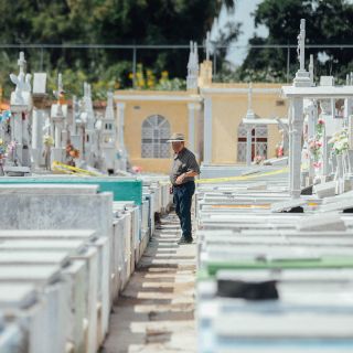 Hay capacidad en panteones ante muertes por pandemia: López Obrador