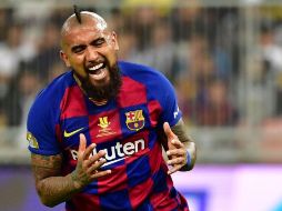 Un canal italiano, sacó más pasajes del libro donde el defensor evidenció la afición del chileno a beber en las concentraciones, pero a pesar de eso, destacó lo gran atleta que es. AFP / ARCHIVO