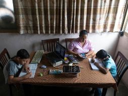 Aunque algunas familias tienen una laptop o un teléfono celular, la deficiente conexión a Internet lo dificulta todo. AP/A. Cubillos