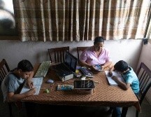 Aunque algunas familias tienen una laptop o un teléfono celular, la deficiente conexión a Internet lo dificulta todo. AP/A. Cubillos