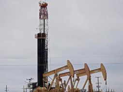 Los precios del petróleo subieron tras el anuncio de un alza de la producción industrial china más fuerte de lo previsto. EFE/L. Smith