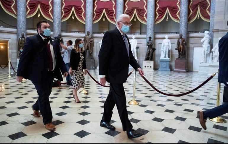 El líder demócrata de la Cámara de Representantes de los Estados Unidos, Steny Hoyer (R), camina por el National Statuary Hall momentos antes de la sesión de este viernes. EFE/M. Reynolds