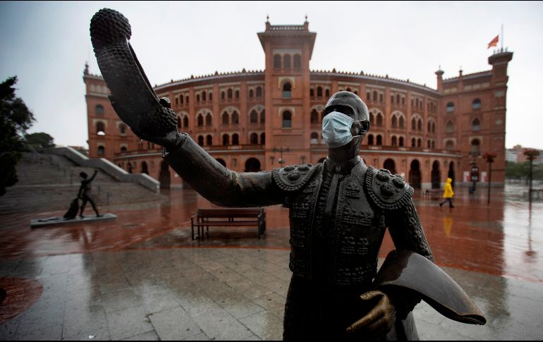 España registró 102 fallecidos por coronavirus en las últimas 24 horas, una caída significativa en la evolución de la pandemia por la que han muerto hasta el momento un total de 27 mil 563 personas. EFE / Mariscal