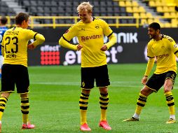 El balón volvió a rodar en los estadios alemanes, aunque sin público en la grada, por lo que los aficionados amarillos tuvieron que festejar a distancia. AFP / M. Meissner