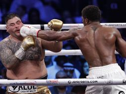 El campeón unificado de los pesos pesados, Anthony Joshua, recordó la victoria que obtuvo ante el mexicano Andy Ruiz, de quien dijo que pudo noquearlo en algunos momentos de la pelea si él hubiera querido. AP / ARCHIVO