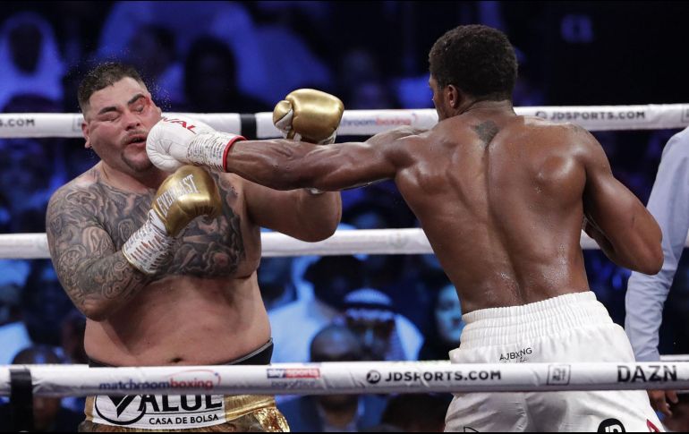 El campeón unificado de los pesos pesados, Anthony Joshua, recordó la victoria que obtuvo ante el mexicano Andy Ruiz, de quien dijo que pudo noquearlo en algunos momentos de la pelea si él hubiera querido. AP / ARCHIVO