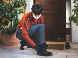 Debido al coronavirus, algunas personas han considerado quitarse los zapatos antes de entrar en sus hogares. GETTY