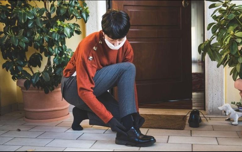 Debido al coronavirus, algunas personas han considerado quitarse los zapatos antes de entrar en sus hogares. GETTY
