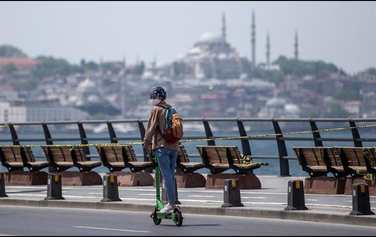 Un joven a bordo de un scooter eléctrico recorre las calles de Estambul. EFE/E. Sahin