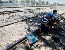 Debido a la contingencia sanitaria, albergues como La Casa del Migrante cerraron, por lo que los viajeros duermen al aire libre la mayoría de las veces. EL INFORMADOR/G. Gallo