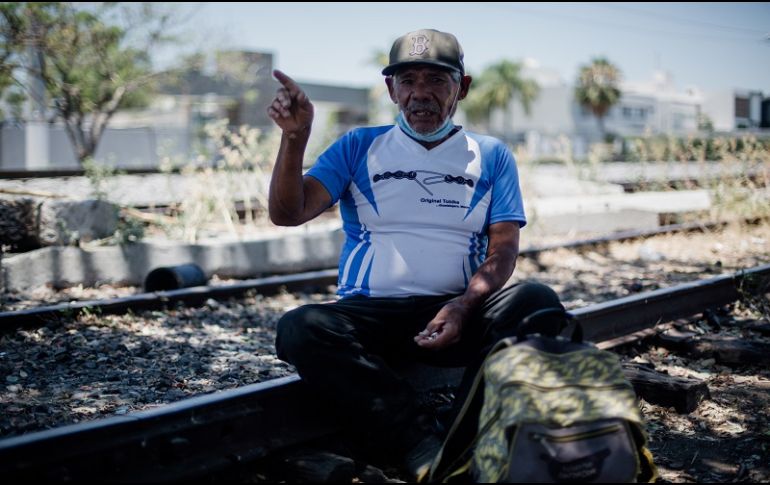 Debido a la contingencia sanitaria, albergues como La Casa del Migrante cerraron, por lo que los viajeros duermen al aire libre la mayoría de las veces. EL INFORMADOR/G. Gallo